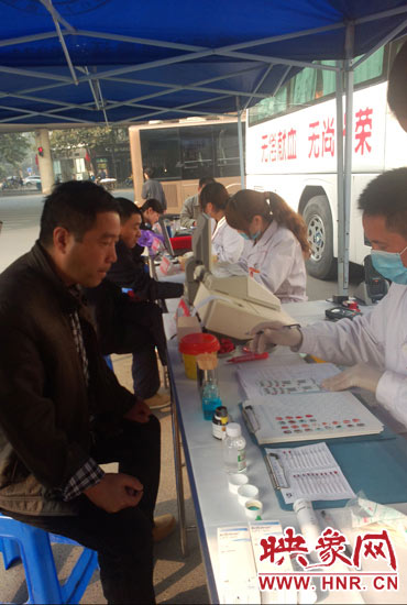 上午10時(shí)許，幾位市民在河南省人民會(huì)堂門(mén)口獻(xiàn)血