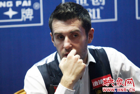 塞爾比在結(jié)束采訪時(shí)，情緒很低落