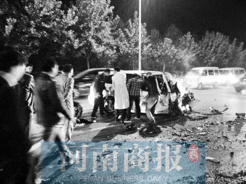 慘劇現(xiàn)場，眾人紛紛上前施救，有人拉住變形的車門，為傷者爭取救援時(shí)間