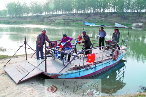 18年來，盛衛(wèi)川堅(jiān)持每日如此，為河兩岸的人擺渡。