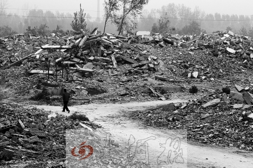綠城街頭，海量的建筑垃圾令人觸目驚心。