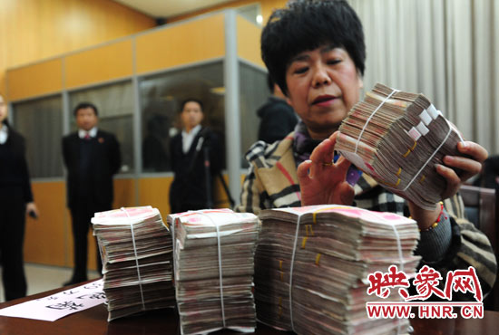 當(dāng)天共發(fā)放執(zhí)行款4110萬(wàn)元。其中，支票4018萬(wàn)元，現(xiàn)金92萬(wàn)元。