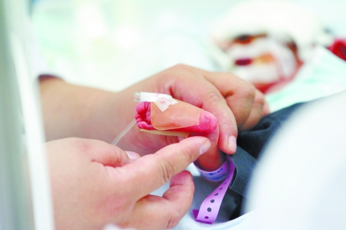 早產(chǎn)兩個月，孩子的生命之路更需要親人的陪伴。