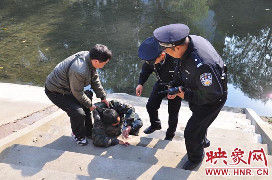 該男子滾入冰冷的金水河，嗆了幾口污水，連滾帶爬從水中出來，隨后被金水路派出所民警救上岸。