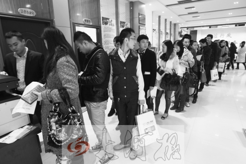 昨天,除復(fù)印材料處有新人排隊外,金水區(qū)民政局婚姻登記處大廳內(nèi)處未見新人排隊的火爆場景。