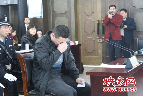 庭審現(xiàn)場，被告人常樹民哽咽著宣讀手中的悔恨書。