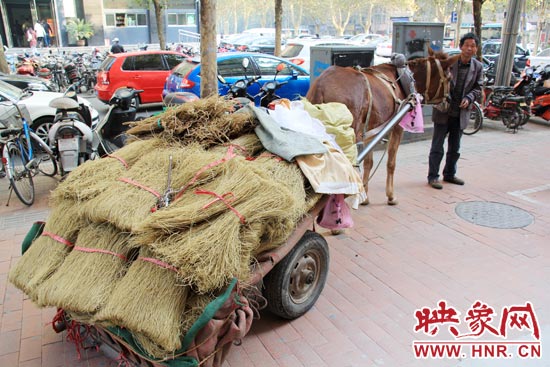 11月18日,來(lái)自中牟的農(nóng)民盧中仁和老伴在鄭州街頭夜宿時(shí),賣了一天半紅薯粉條的1500多元錢被竊賊偷