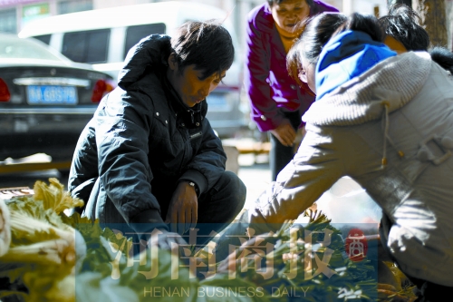 附近的市民得知了他的遭遇，紛紛前來買菜