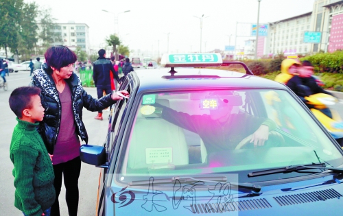 看見有帶小孩的乘客，王師傅都會(huì)遞上字條，提醒乘客。