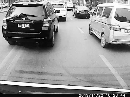 這輛黑色車輛不避讓執(zhí)行緊急任務(wù)的救護車，并壓著雙黃線變更車道。唐韜/圖