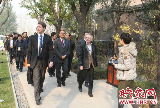 河南鄭州2013服務外包大會的嘉賓們參觀了金水科教園區(qū)和河南外包產(chǎn)業(yè)園并留下了深刻的印象。