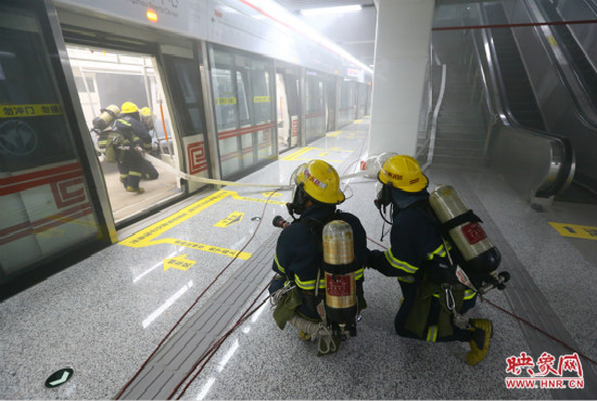 人員疏散完畢后，消防隊員開始滅火