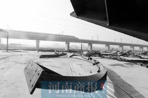 　鐵路兩側(cè)，不少建筑物已經(jīng)被拆除