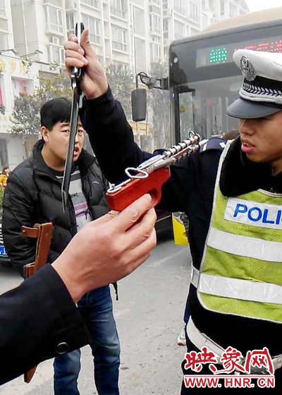 據(jù)當事交警描述，男子自知車上有刀，在車輛被逼停后，車上的另一名男子試圖將刀具交給到達現(xiàn)場的同伴。