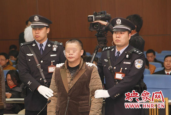 被告人被法警帶上法庭時(shí)，身上沒有戒具，也沒有剃光頭。（圖片來源于微博@豫法陽光）