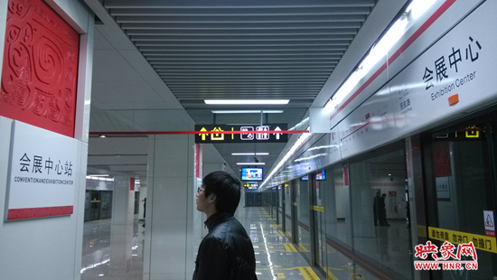 會展中心站，兩塊牌子的站點名稱英文翻譯也不相同