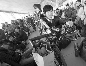 由于媽媽生病，盧文成只得中途放棄騎行改乘火車趕回老家。