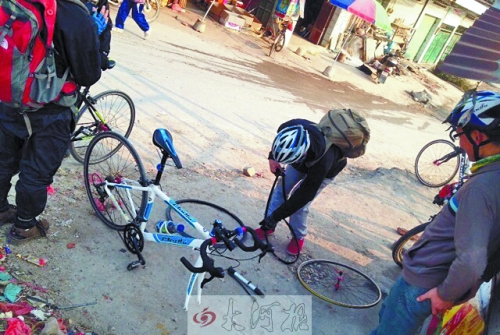 運(yùn)氣不好，十分鐘被扎了兩次胎，只能自己修車。