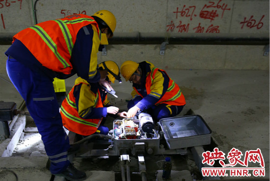 鄭州地鐵設(shè)備部各工種的同事們每晚在夜深人靜時(shí)的隧道里堅(jiān)守著自己的崗位。