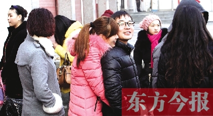 在鄭州市二七區(qū)婚姻登記處，新人們在門外排長隊(duì)