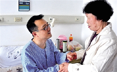 “媽媽,謝謝您的支持!”耿斌拉著媽媽的手。