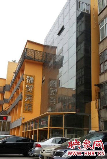 該酒店為加蓋樓層統(tǒng)一安裝上黑色玻璃，從前面看不出加蓋的痕跡