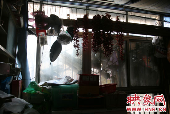 受影響的住戶將自己的窗戶遮擋起來，以防被加蓋樓層住戶看到自家