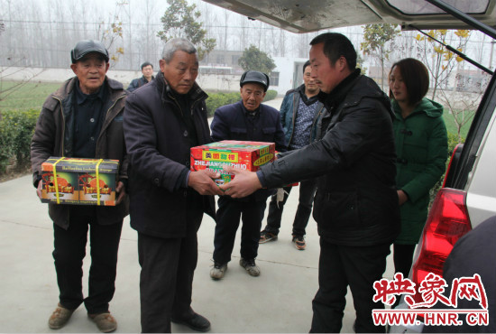 鄭春光的父親鄭慶兵和女兒鄭元元帶著他未完成的夢(mèng)想來到了鄭集鄉(xiāng)敬老院，看望慰問居住在這里的五保老人。