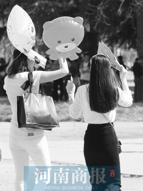 昨天高溫，有人穿上了短袖 記者 鄧萬里/攝