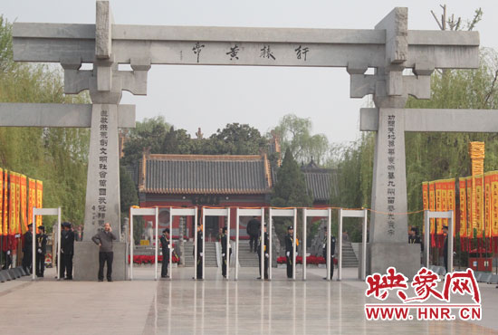 大典入口安檢嚴(yán)格。