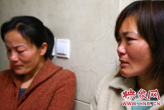 提及現(xiàn)狀，柴小快的女兒不住流淚。