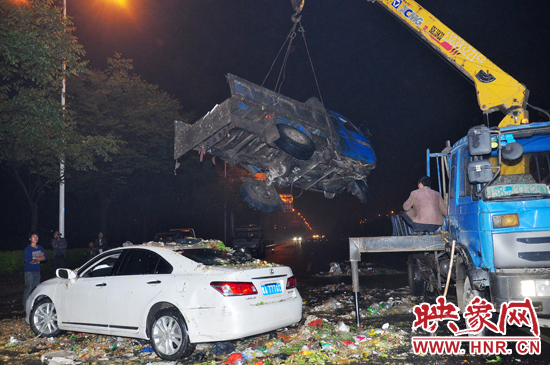 1點(diǎn)40許，兩輛車(chē)先后被吊起并拖離現(xiàn)場(chǎng)，停車(chē)場(chǎng)的幾位員工將路面清掃干凈，隨后該路段恢復(fù)通行。