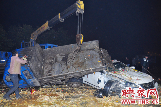 滿(mǎn)滿(mǎn)的一車(chē)泔水和垃圾傾瀉而下，鋪撒在路面和凌志車(chē)上，數(shù)十米遠(yuǎn)都能聞到泔水的惡臭。