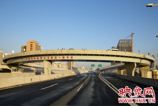 右側(cè)車(chē)道為北三環(huán)快速路文化路出口輔道。