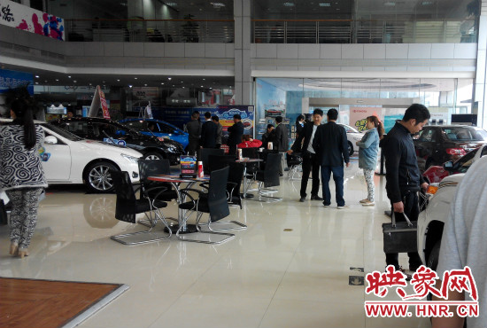 一大早來到4S店選車的顧客絡(luò)繹不絕。