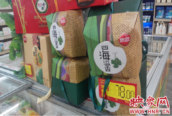 今年商場里的散裝、袋裝粽子多了，盒裝粽子的售價也更加親民。