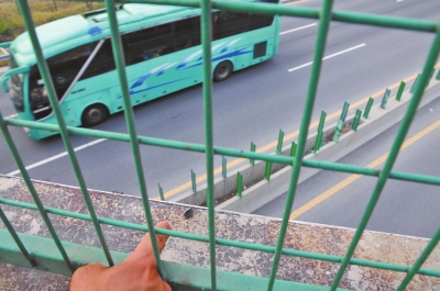 事發(fā)現(xiàn)場的橋梁護(hù)欄上,還留有疑似肇事瀝青塊的碎片。