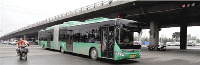 昨日上午，一輛B3快速公交測試車行駛在西三環(huán)的線路上。