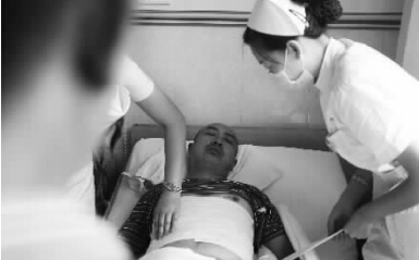 昨天，鄭州市第一人民醫(yī)院，被打傷的鄭州管城區(qū)執(zhí)法隊員唐建偉在接受治療。