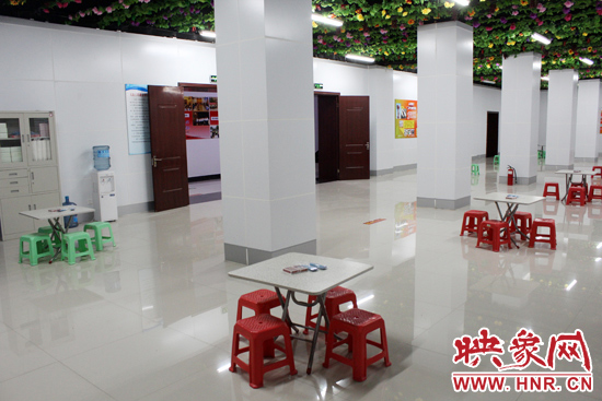 為了給市民納涼避暑創(chuàng)造舒適的環(huán)境，今年鄭州市人防辦加大了投入，對(duì)納涼點(diǎn)進(jìn)行了升級(jí)改造