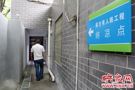 在每一處納涼點(diǎn)均有醒目標(biāo)志，市民可就近前往。