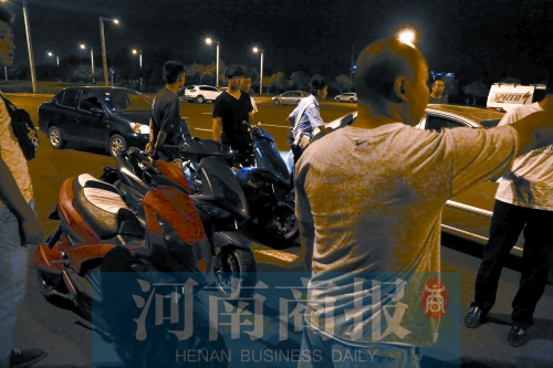 一小時(shí)內(nèi)，民警就扣了12輛摩托車、電動(dòng)車