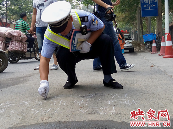 對(duì)聯(lián)系不上的車(chē)主留下交巡警電話(huà)