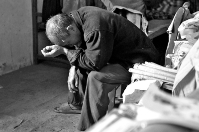 妞妞的爺爺至今仍深陷自責(zé)與悲傷之中,不能自拔。