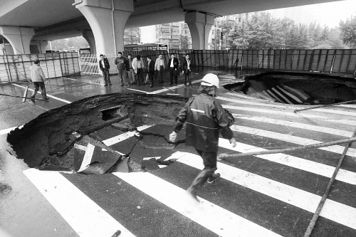 中原路西三環(huán)立交橋下由南向北原本4個(gè)車道，由于塌坑，而今3個(gè)車道被圍擋