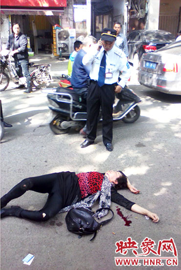 一名老年人當(dāng)場(chǎng)昏迷。