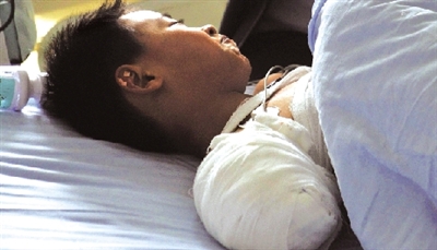 被黑熊咬掉右胳膊后，他忍著痛沒哭；術(shù)后躺在病床上，他沒哭。