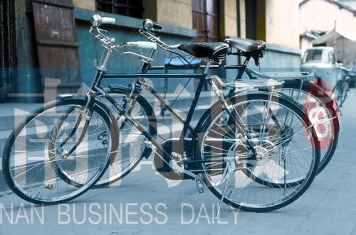 自行車是那時最時髦的交通工具，路邊清一色是“飛鴿牌”