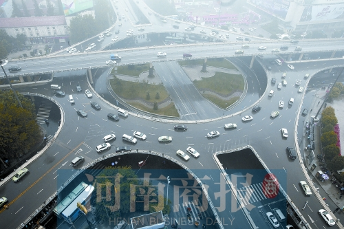 紫荊山立交橋，如今是許多人上下班的必經(jīng)之路