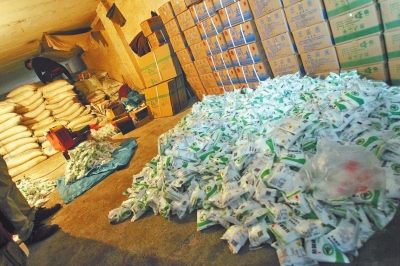 大袋的飼料添加劑氯化鈉經(jīng)過(guò)仿冒加工，就變成了小袋的食用碘鹽。